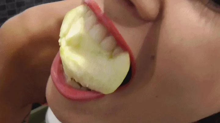 I'm eating an apple in a WC smelly( x720 HD)WNV