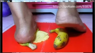 Sara crush banana barefoot