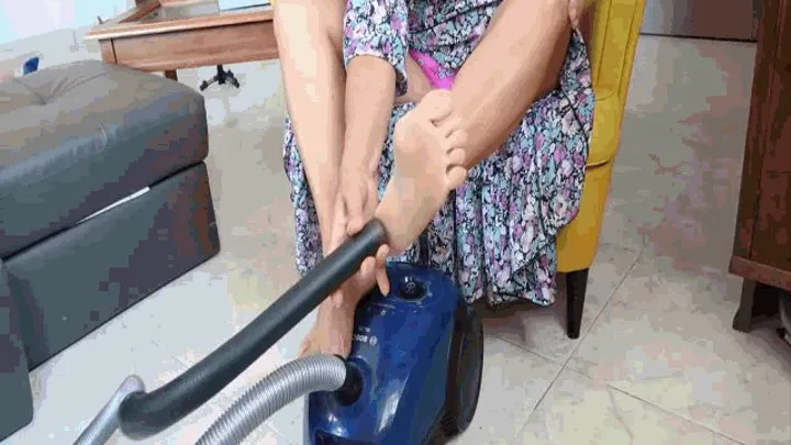 Vacuum cleaner and feet