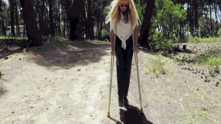 Walk in the woods on crutches WMV( 720FHD