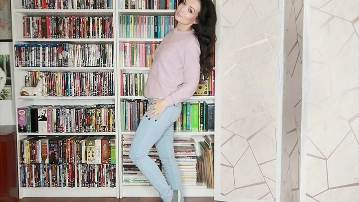Bookshelf jeans peeing