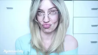 Sexy duck lips sniff
