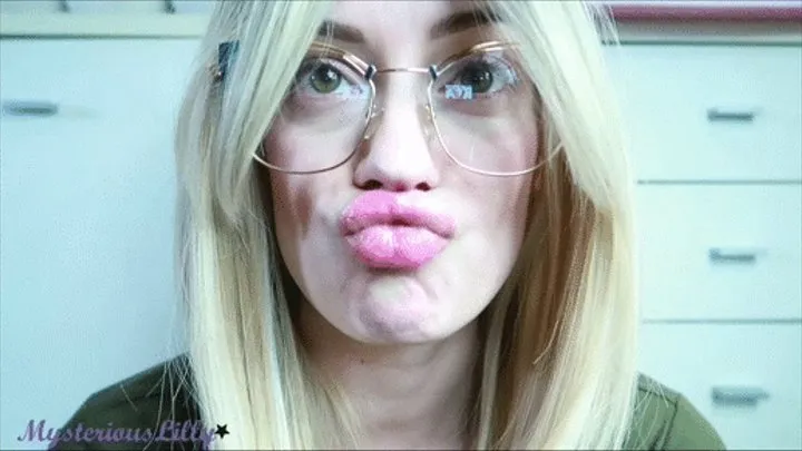 Shiny pink duck lips!