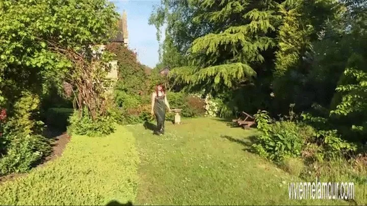 VIVIENNE L'AMOUR - NAKED FEMALE SLAVE HAS A CONVENIENT USE ON THE LAWN