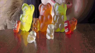 Hungry giantess decides to eat the bears.