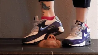 Sneakermodenschau auf menschlichem Untergrund