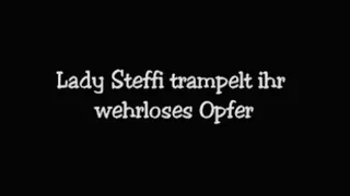 Lady Steffi trampelt ihr wehrloses Opfer