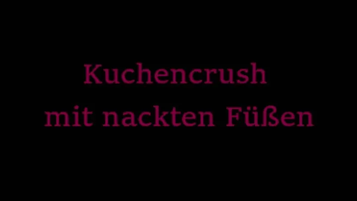 Kuchencrush mit nackten Füßen