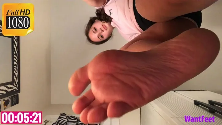 Eriand Barefoot Giantess