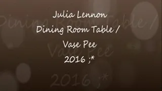 Dining Room Table / Vase Pee