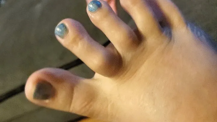 Wiggling cracking flicking toes plus more toe action