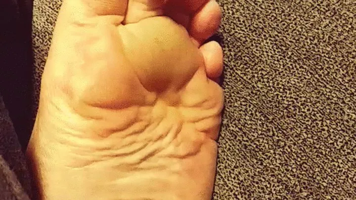 Wrinkling soles by wiggling toes