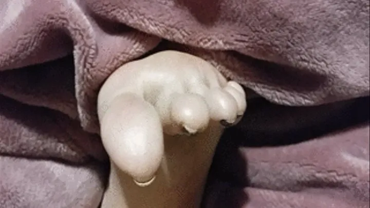 Close up view of wiggling toes (includes toe cracking,toe clamping, toe snapping)