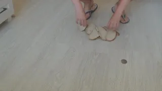 2 minutes peeing on the bread on the floor to cam