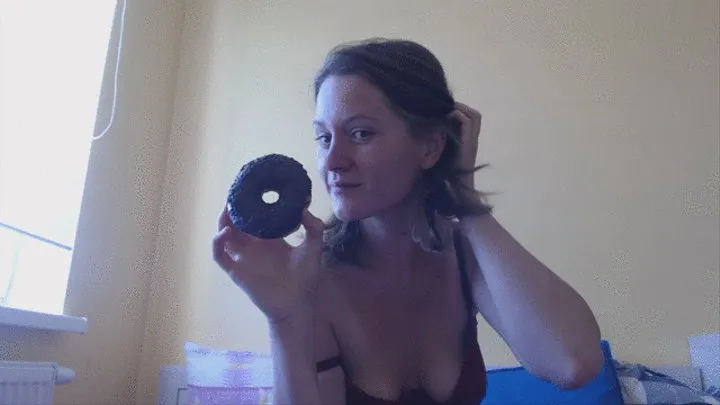 2 minutes of eating donut chocolate with hole