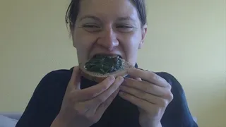 4 minutes eating sandwich with spinach i love it