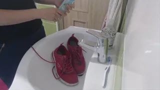 5 minutes cleaning my dirty shoes with my toothbrush