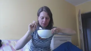 5 minutes eating to cam soup and vegetables