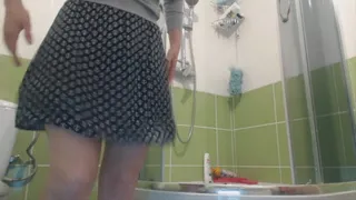 Taking shower during 10 minutes in front of cam