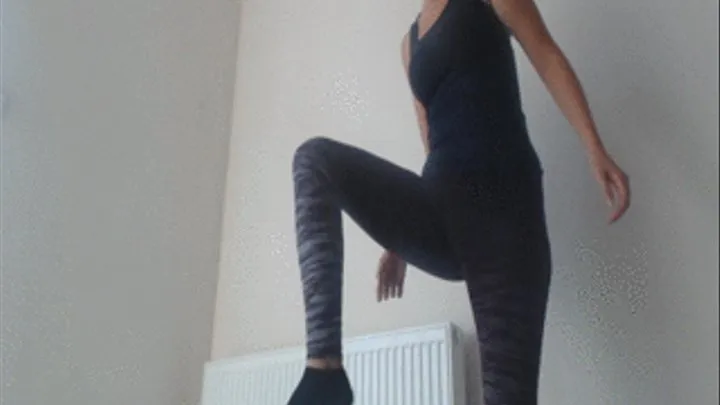 7 minutes amateur exercise in yoga pants at home