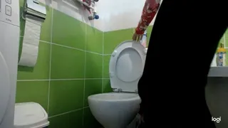 2 minutes of pee in toilet