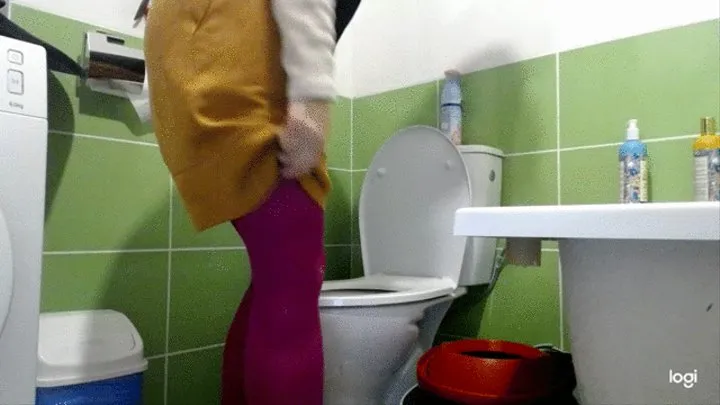 I pee in toilet in nice fuchsia tights