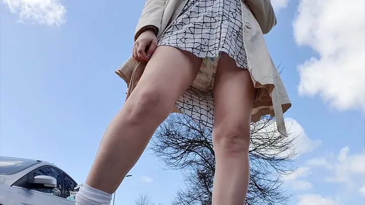 Upskirt Barebum outdoor diaper flashing