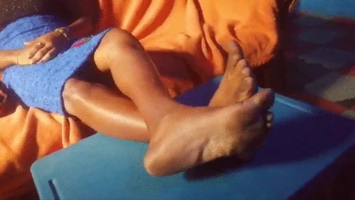 TEMA Nu Towner Atinka's Meaty, Wrinkly, Luscious Soles Crossed & Rubbing