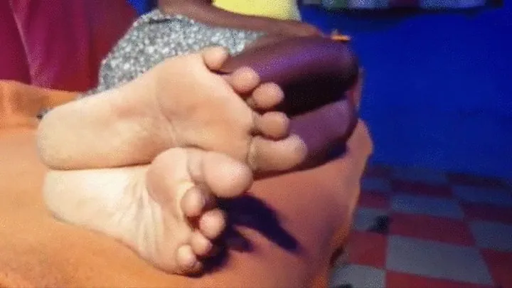 Tema New Town Chick's Soles Side to Side From Side Angle (Toe Wiggling)