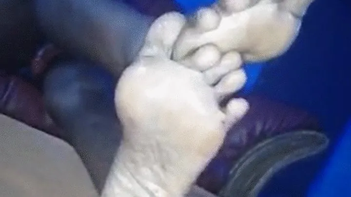 Tema New Town Chick's Oily, Wrinkly, Sexy Soles with Toes In Between Other Toes