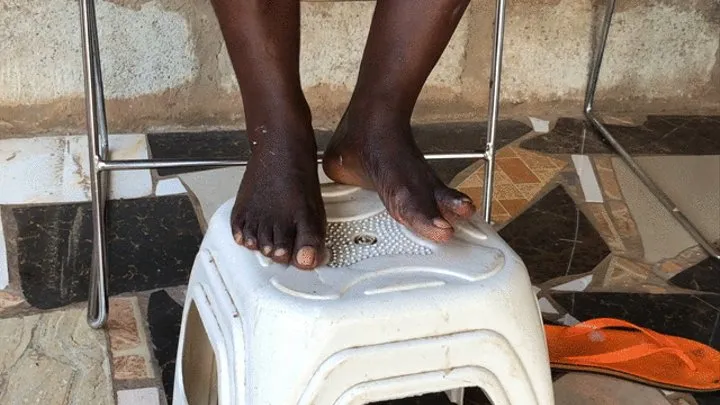 Hairdresser Ashanti Obaa's Wrinkly Soles Scrunched & Crossed