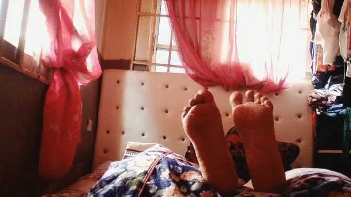 Igbo Omo Actress' Meaty, Juicy, Wrinkled Soles Crossed at Ankles