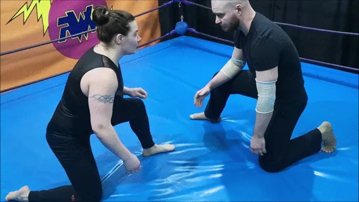 Fem powerlifter vs male mma fighter at training