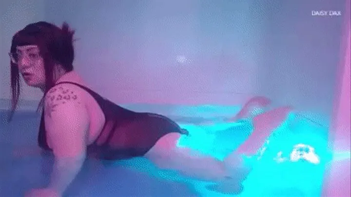 BBW Farts In The Float Tank