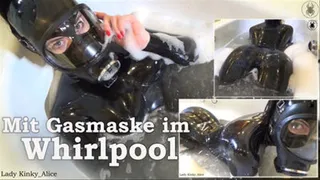 Mit Gasmaske im Whirlpool - In the whirlpool with my gasmask