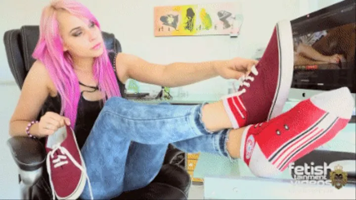 You are also a foot slave in my office ( Sneaker worship - Princess Serena )