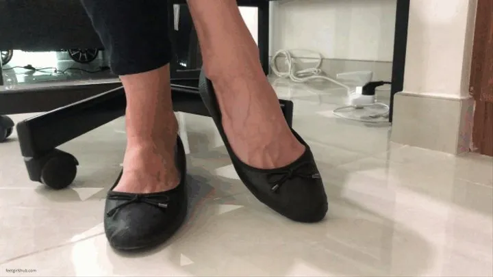 WIGGLING TOES INSIDE FLATS SHOES