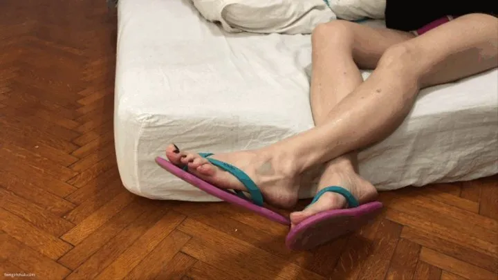 FLIP FLOPS AND SEXY LEGS KYLIE