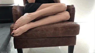 SEXY LEGS AND BARE FEET WORSHIP FOR LOSER