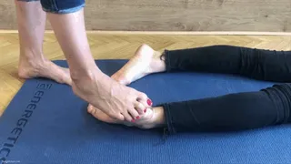 FOOT MASSAGE WITH HER FEET