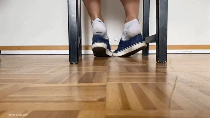 SHOEPLAY WITH SNEAKERS UNDER THE CHAIR