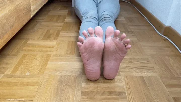 LICK MY SWEATY WRINKLED SOLES AND TOES