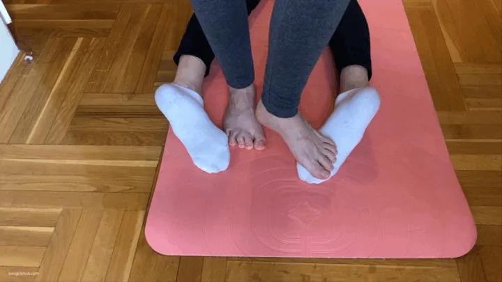 FOOT MASSAGE WITH FEET AFTER WORKOUT