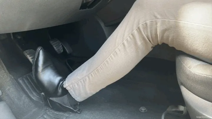 PEDAL PUMPING MANUAL CAR IN CHELSEA BOOTS **CUSTOM CLIP**