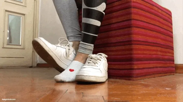 WHITE SOCKS IN NIKE SNEAKERS (LONG)