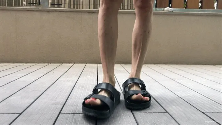 OVERSIZED BIRKENSTOCK SHOEPLAY