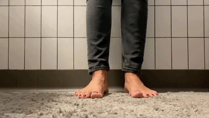 BATHROOM VOYEUR CAM SEXY SOLES