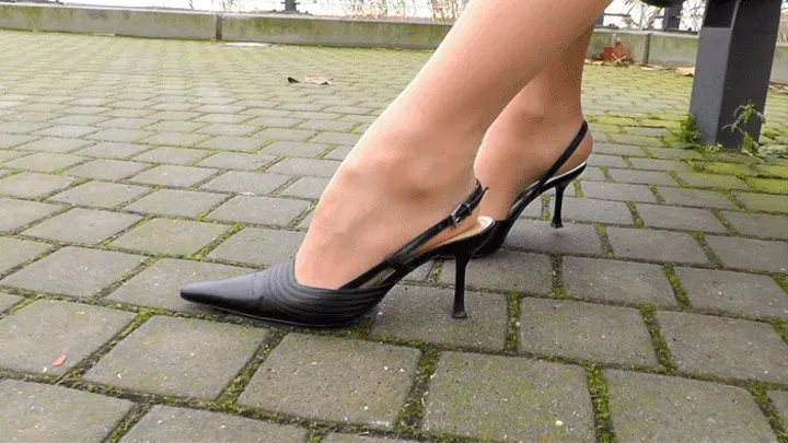 zedne Larisa‘s high-heeled slingbacks