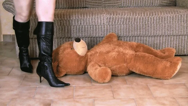 tkone Teddy bear trampling and kicking of Caroliene