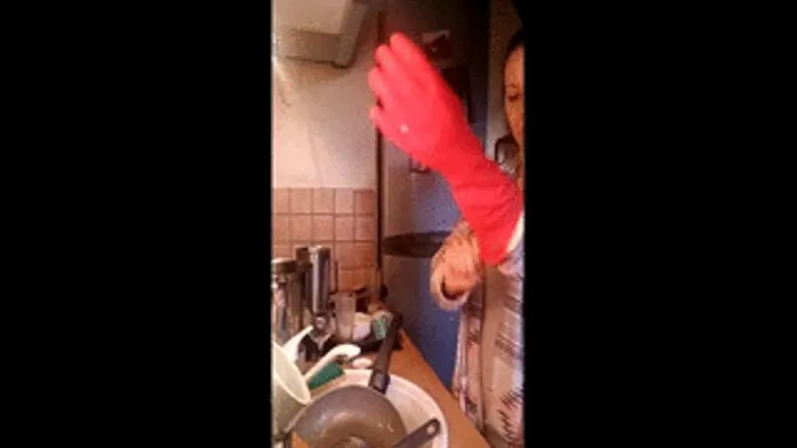 Sunday dishwashing with perfect pink gloves